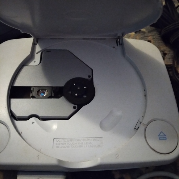 Sony PSone Mini Console with original controller and cables +FREE game - Picture 3 of 5